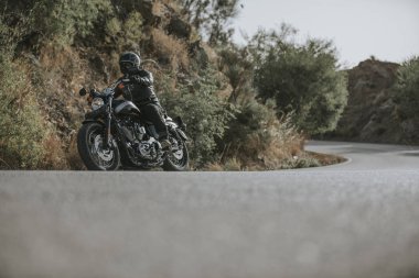 Bir dağ yolda dönüm motosiklet.
