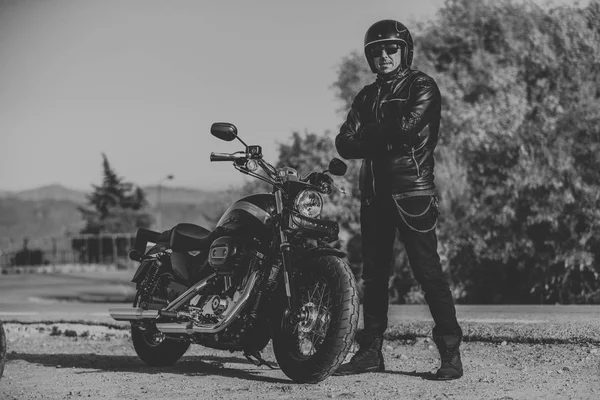 Черно Белый Портрет Человека Позирующего Рядом Своим Мотоциклом — стоковое фото