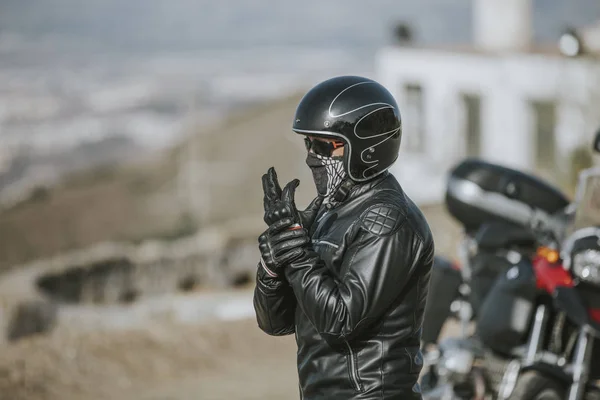 Eldivenlerini Yerleştirerek Motosiklet Giysili Adam — Stok fotoğraf
