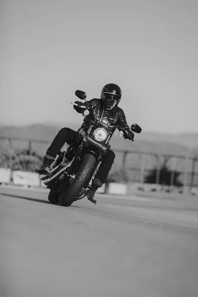 Schwarz Weiß Vom Motorrad Das Auf Dem Asphalt Abbiegt — Stockfoto