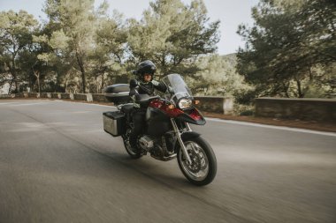 Touring motosiklet gezisi sırasında dağ arasında kişini