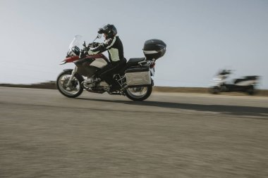 Touring motosiklet gezisi sırasında dağ arasında kişini