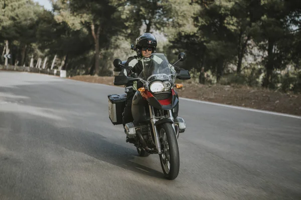 Hombre Montando Una Moto Turismo Durante Viaje Través Montaña —  Fotos de Stock