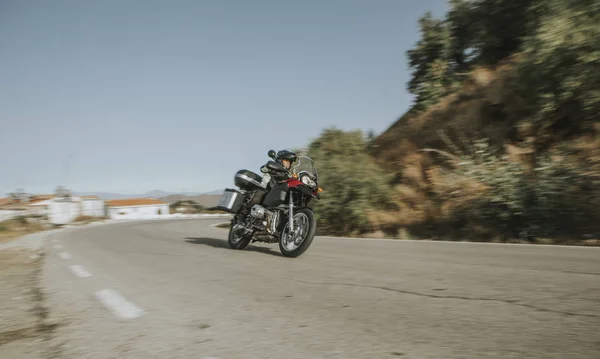 Чоловік Їде Гастролях Мотоциклі Під Час Подорожі Горі — стокове фото