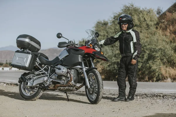 Homme Posant Avec Moto Itinérante Dans Les Montagnes — Photo