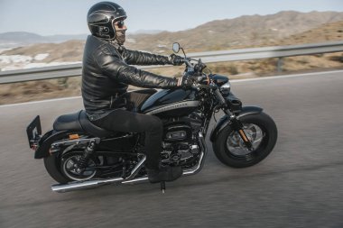 Malaga, İspanya - 15 Temmuz 2018: Harley Davidson motosiklet İspanya Malaga dağ yolları çevresinde bir yolculuk sırasında kişini.