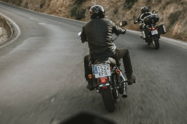 Malaga, İspanya - 15 Temmuz 2018: Harley Davidson motosiklet İspanya Malaga dağ yolları çevresinde bir yolculuk sırasında kişini.
