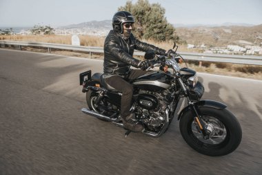 Malaga, İspanya - 15 Temmuz 2018: Harley Davidson motosiklet İspanya Malaga dağ yolları çevresinde bir yolculuk sırasında kişini.