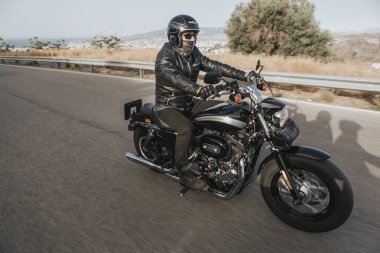 Malaga, İspanya - 15 Temmuz 2018: Harley Davidson motosiklet İspanya Malaga dağ yolları çevresinde bir yolculuk sırasında kişini.