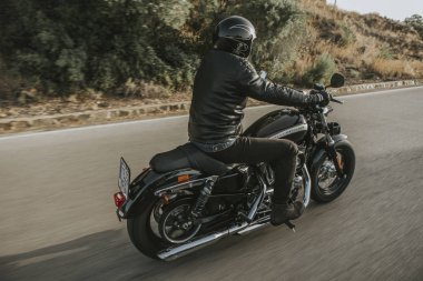Malaga, İspanya - 15 Temmuz 2018: Harley Davidson motosiklet İspanya Malaga dağ yolları çevresinde bir yolculuk sırasında kişini.