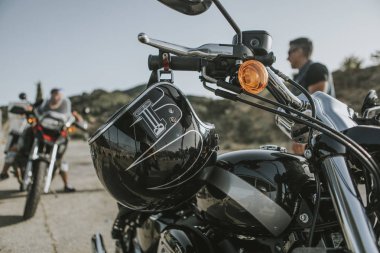Malaga, İspanya - 15 Temmuz 2018: Siyah kask Harley Davidson marka bir Harley Davidson Motosiklet Direksiyon, Malaga, İspanya toplama sırasında asılı.