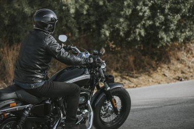 Malaga, İspanya - 15 Temmuz 2018: Harley Davidson motosiklet İspanya Malaga dağ yolları çevresinde bir yolculuk sırasında kişini.