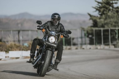 Malaga, İspanya - 15 Temmuz 2018: Harley Davidson motosiklet İspanya Malaga dağ yolları çevresinde bir yolculuk sırasında kişini.
