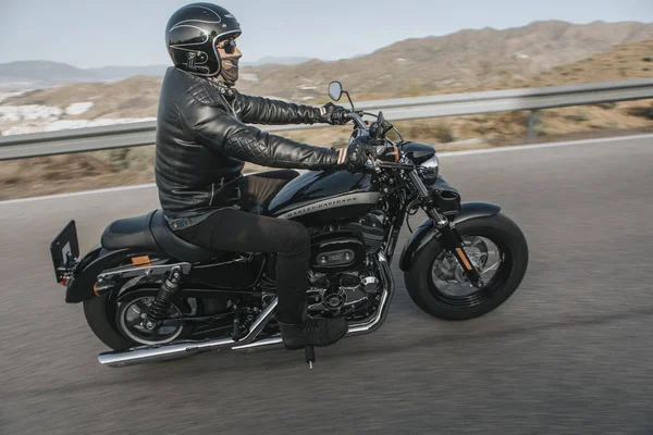 Malaga, İspanya - 15 Temmuz 2018: Harley Davidson motosiklet İspanya Malaga dağ yolları çevresinde bir yolculuk sırasında kişini.