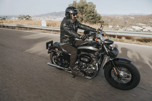 Málaga Espanha Julho 2018 Homem Montando Sua Motocicleta Harley Davidson — Fotografia de Stock