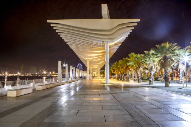 Malaga bağlantı noktası promenade, güzel pergola Mimarlık ve şehir ışıkları ile panoramik manzaralı.
