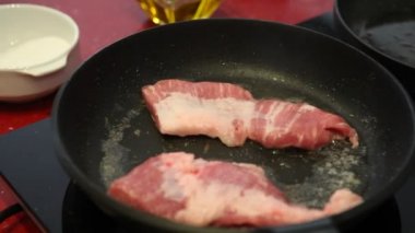 Bir tavada pişirildikten lezzetli et parçaları.