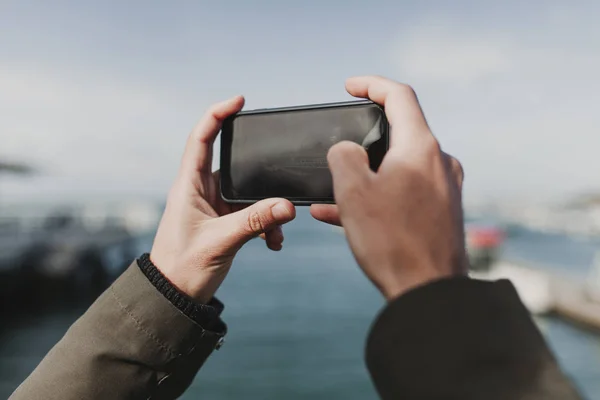 Närbild Människan Händer Som Håller Mobiltelefon För Att Bild Semester — Stockfoto