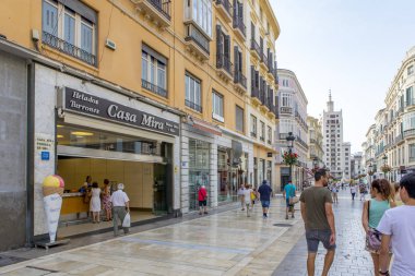 Malaga, İspanya - 2 Eylül 2018: İspanya Malaga şehir merkezi bir yolculuk sırasında sabah Larios sokağın karşısındaki yürüyen turist.