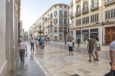 Malaga, İspanya - 2 Eylül 2018: İspanya Malaga şehir merkezi bir yolculuk sırasında sabah Larios sokağın karşısındaki yürüyen turist.