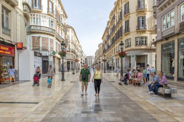 Malaga, İspanya - 2 Eylül 2018: İnsanlar ve Malaga, İspanya'nın şehir merkezinde bir yolculuk sırasında Larios sokağın karşısındaki bir yürüyüş zevk turist.