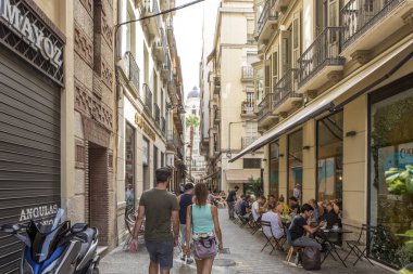Malaga, İspanya - 2 Eylül 2018: Malaga, İspanya'nın şehir merkezinde bir yolculuk sırasında kahve dükkanları ile dar bir yolda yürürken insanlar.