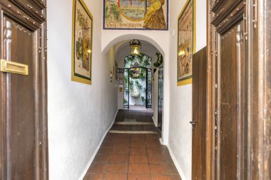 Malaga, İspanya - 2 Eylül 2018: Giriş ve popüler restoran El Pimpi, Malaga, İspanya'nın şehrin en ünlü tavernada koridor.