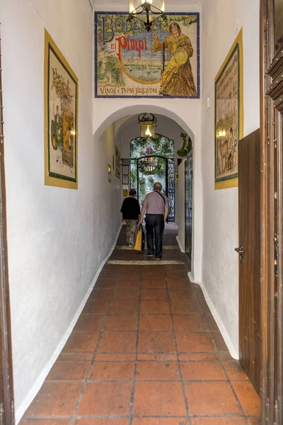 Malaga España Septiembre 2018 Pareja Mayor Caminando Por Pasillo Del — Foto de Stock