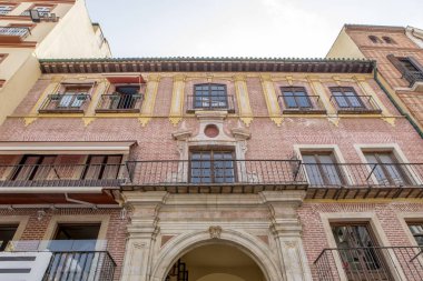 Klasik ve tarihi manastır cephe, Anayasa Meydanı, Malaga, İspanya ticari yapı olarak rehabilite