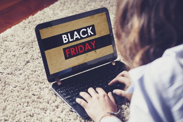 Black Friday Line Store Layar Laptop Sementara Wanita Menggunakannya Untuk — Stok Foto