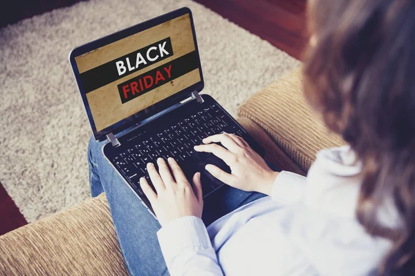 Mulher Usando Laptop Para Fazer Compras Black Friday Sentado Casa — Fotografia de Stock