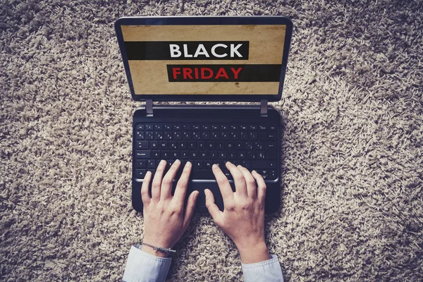 Black Friday Loja Line Uma Tela Laptop Enquanto Mulher Usa — Fotografia de Stock