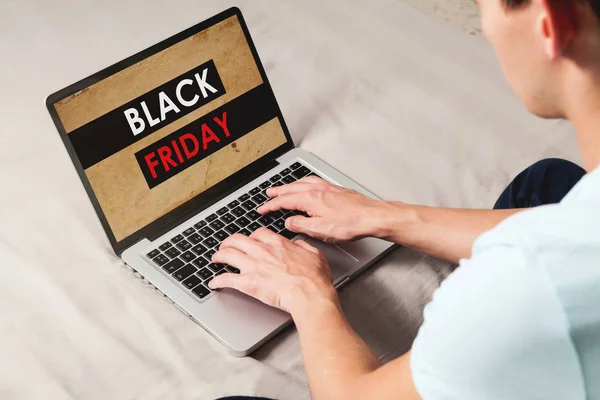 Homem Compras Black Friday Especial Pela Internet Com Laptop Enquanto — Fotografia de Stock