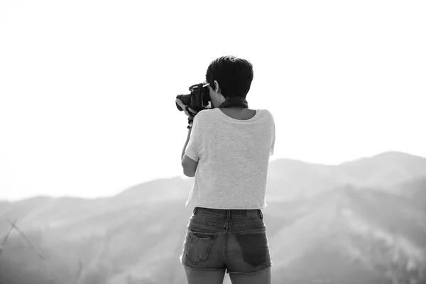 Donna Shirt Scattare Una Foto Con Una Fotocamera Dslr Natura — Foto Stock