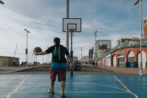 Brighton England Outubro 2018 Jovens Jogando Basquete Nas Quadras Colocadas — Fotografia de Stock