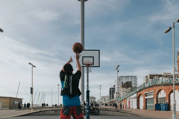 Brighton Inglaterra Octubre 2018 Jóvenes Jugando Baloncesto Las Canchas Situadas —  Fotos de Stock