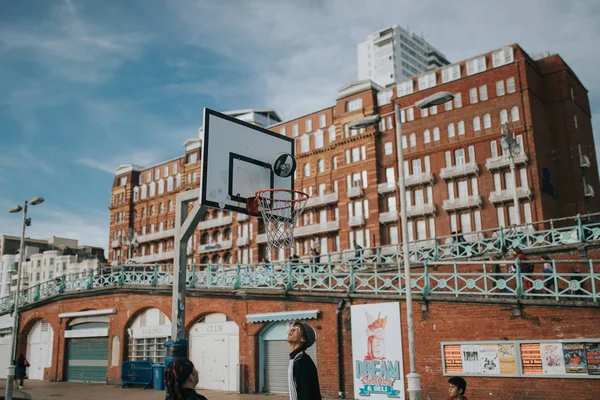 Brighton England Outubro 2018 Adolescentes Jogando Basquete Passeio Pela Praia — Fotografia de Stock