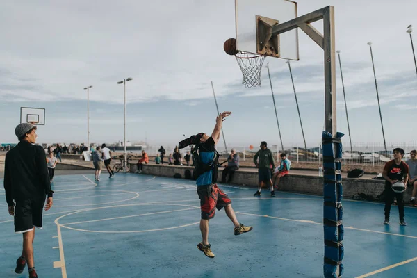 Brighton England Outubro 2018 Jovens Jogando Basquete Nas Quadras Colocadas — Fotografia de Stock