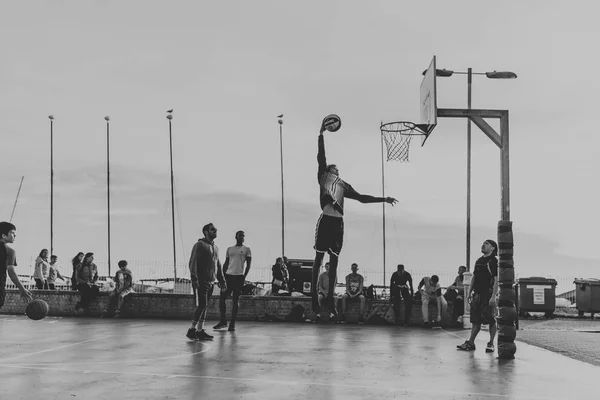 Brighton Inglaterra Octubre 2018 Jóvenes Jugando Baloncesto Las Canchas Situadas —  Fotos de Stock