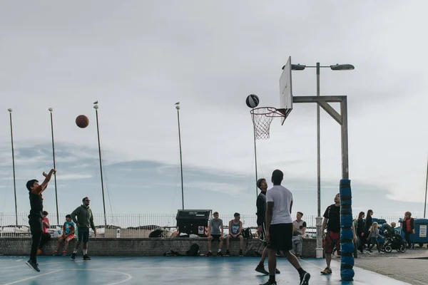 Brighton England October 24Th 2018 Young People Playing Basketball Courts — Stock Photo, Image