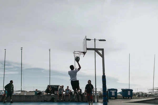 Brighton England Outubro 2018 Jovens Jogando Basquete Nas Quadras Colocadas — Fotografia de Stock