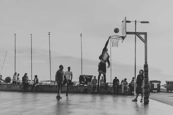 Brighton Inglaterra Octubre 2018 Jóvenes Jugando Baloncesto Las Canchas Situadas —  Fotos de Stock