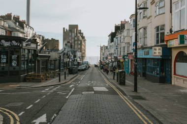 Brighton, İngiltere - 24 Ekim th, 2018: Brighton şehir merkezi sokak ile popüler restoranlar ve denizin içinde belgili tanımlık geçmiş.