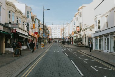 Brighton, İngiltere - 24 Ekim th, 2018: dükkan ve restoranlar ile ticari karşısında gün boyunca Brighton şehir merkezi etrafında yürüyüş insanlar.