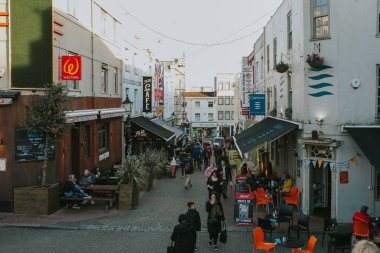 Brighton, İngiltere - 24 Ekim th, 2018: dükkan ve restoranlar ile ticari karşısında gün boyunca Brighton şehir merkezi etrafında yürüyüş insanlar.