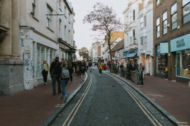 Brighton, İngiltere - 24 Ekim th, 2018: dükkan ve restoranlar ile ticari karşısında gün boyunca Brighton şehir merkezi etrafında yürüyüş insanlar.