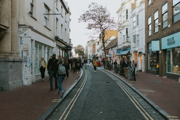 Brighton, İngiltere - 24 Ekim th, 2018: dükkan ve restoranlar ile ticari karşısında gün boyunca Brighton şehir merkezi etrafında yürüyüş insanlar.