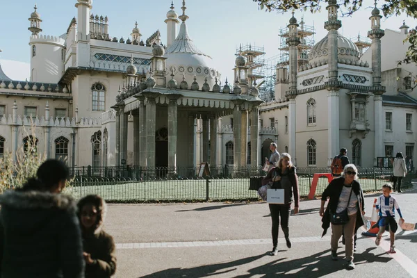 Brighton England Outubro 2018 Pessoas Caminhando Pelo Monumento Pavilhão Cidade — Fotografia de Stock