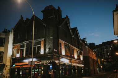 Brighton, İngiltere - 24 Ekim 2018: Cephe geleneksel İngiliz Pub gece bir Brighton sokakta.