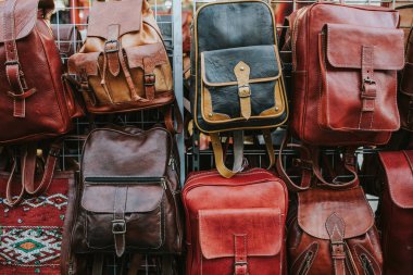 Kırmızı desenli sokakta bir dükkanda maruz deri çanta standı